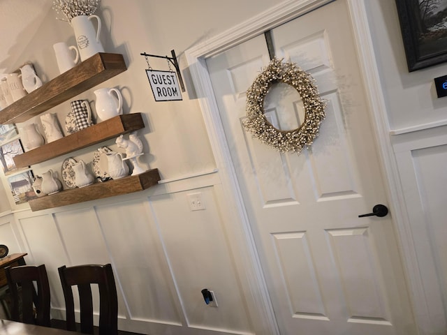 154 Pioneer Cir, Pickerington, OH 43147 - detailed view of a decorative wall