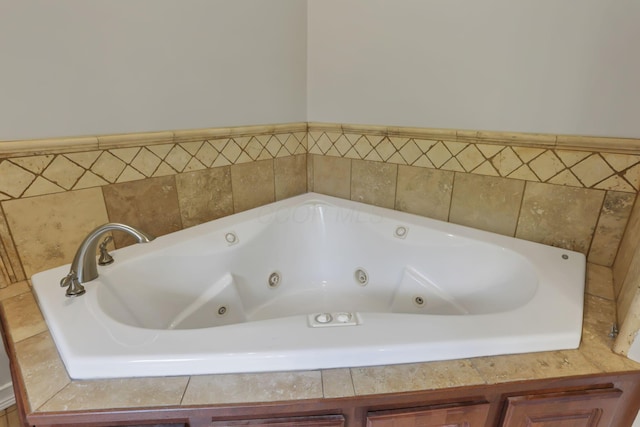 7485 Sugar Grove Rd SE, Sugar Grove, OH 43155 - bathroom with a tub with jets