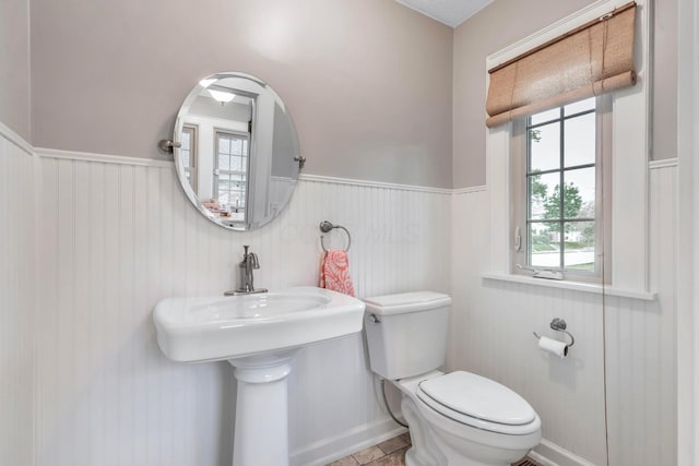 750 E Allen St, Lancaster, OH 43130 - bathroom featuring wainscoting and toilet