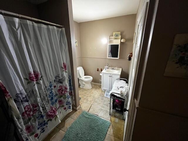 1479 Genessee Ave, Columbus, OH 43211 - full bath featuring toilet, vanity, tile patterned flooring, and a shower with shower curtain