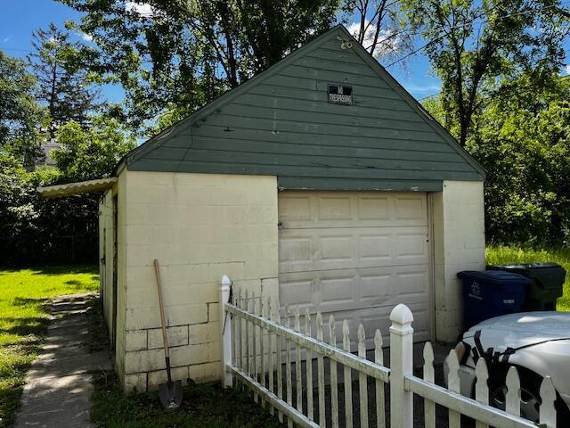 2428 Bancroft St, Columbus, OH 43211 - detached garage with driveway