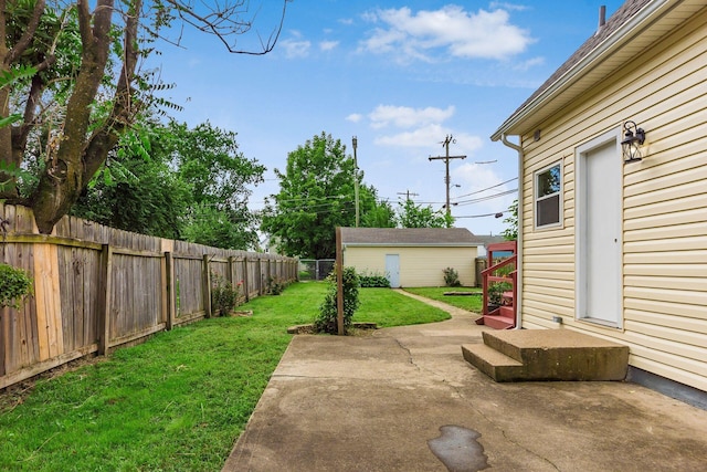 471 Southwood Ave, Columbus, OH 43207 - view of yard featuring a patio and an outbuilding