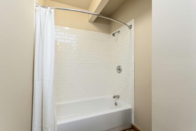 471 Southwood Ave, Columbus, OH 43207 - bathroom featuring shower / tub combo with curtain