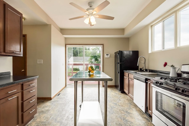471 Southwood Ave, Columbus, OH 43207 - kitchen with appliances with stainless steel finishes, a sink, a ceiling fan, dark countertops, and baseboards
