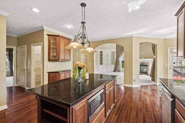 3144 Abbey Knoll Dr, Lewis Center, OH 43035 - kitchen with stainless steel appliances, arched walkways, dark wood-type flooring, a textured ceiling, and open floor plan