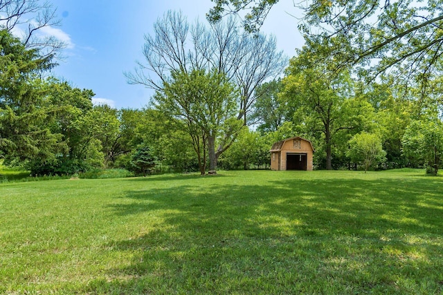 1071 US-42, London, OH 43140 - view of grassy yard featuring an outbuilding and a barn