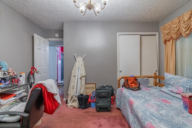 2929 Fairwood Ave, Columbus, OH 43205 - bedroom featuring a chandelier, carpet, a closet, and a textured ceiling