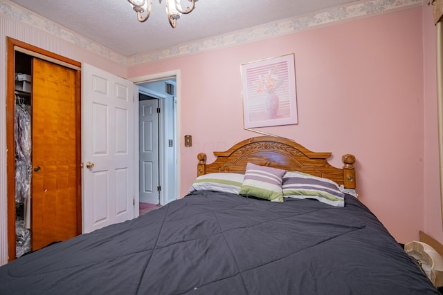 2929 Fairwood Ave, Columbus, OH 43205 - bedroom featuring a chandelier, a closet, and a textured ceiling
