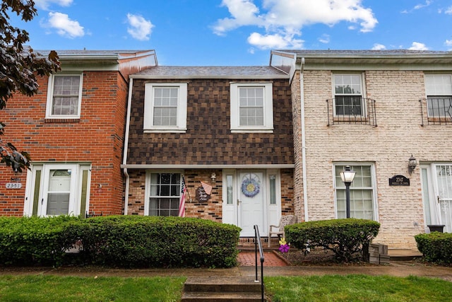 2349 Hardesty Dr N Unit B9, Columbus, OH 43204 - townhome / multi-family property featuring roof with shingles