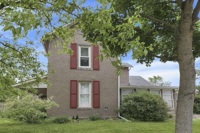 402 W St, Groveport, OH 43125 - view of side of home featuring stucco siding and a lawn