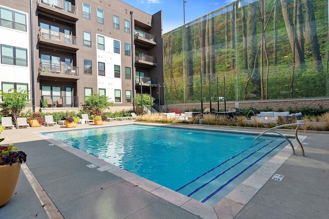 6640 Mooney St Unit 402, Dublin, OH 43017 - community pool with a patio