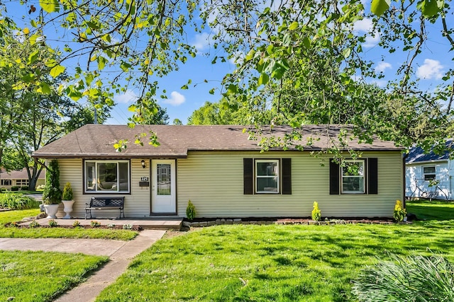 225 W Heffner St, Delaware, OH 43015 - view of front of home with a front yard