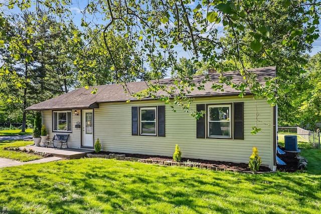 225 W Heffner St, Delaware, OH 43015 - ranch-style house featuring cooling unit and a front yard