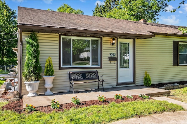 225 W Heffner St, Delaware, OH 43015 - view of front of home with a porch and a shingled roof