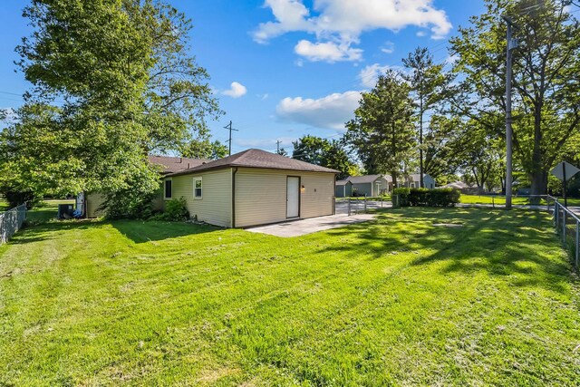 225 W Heffner St, Delaware, OH 43015 - view of yard with a patio