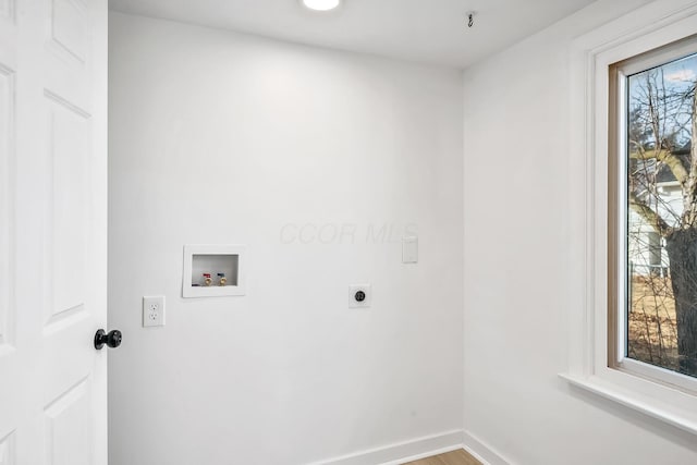 225 W Heffner St, Delaware, OH 43015 - laundry room featuring hookup for a washing machine, electric dryer hookup, baseboards, and wood finished floors