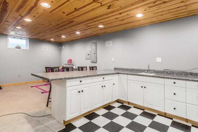 2535 Linbaugh Rd, Grove City, OH 43123 - kitchen featuring a peninsula, a sink, recessed lighting, a breakfast bar area, and white cabinetry