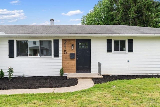 215 Stockbridge Rd, Columbus, OH 43207 - ranch-style house with a front lawn and roof with shingles