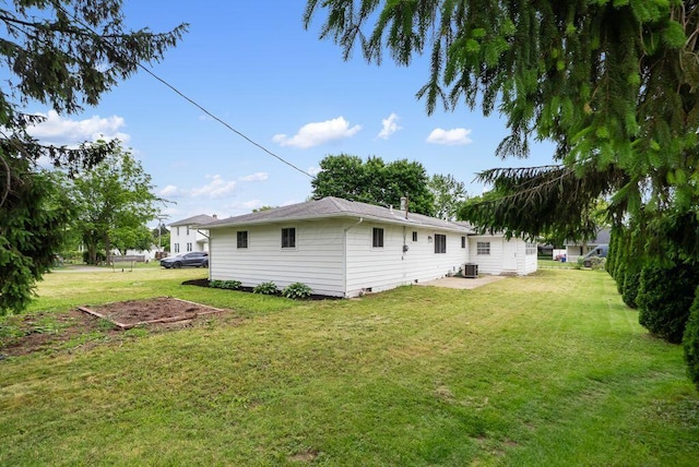 215 Stockbridge Rd, Columbus, OH 43207 - view of green lawn with cooling unit and a patio area