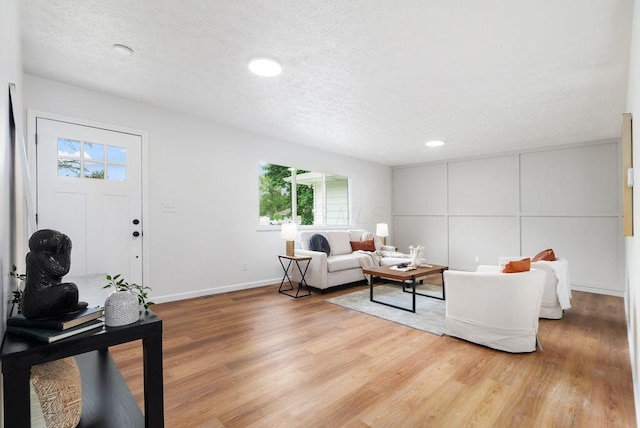 215 Stockbridge Rd, Columbus, OH 43207 - living room featuring light wood-type flooring, recessed lighting, baseboards, and a textured ceiling
