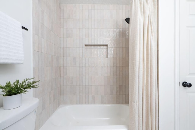 215 Stockbridge Rd, Columbus, OH 43207 - full bathroom featuring shower / bath combo and toilet