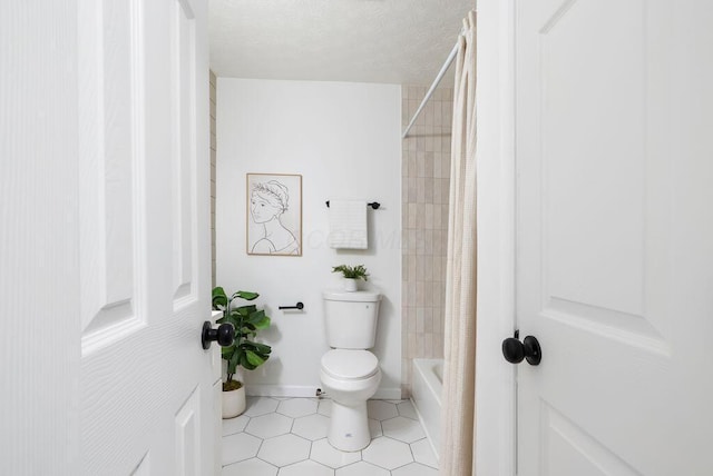 215 Stockbridge Rd, Columbus, OH 43207 - full bath with toilet, tile patterned flooring, shower / bath combo with shower curtain, and a textured ceiling
