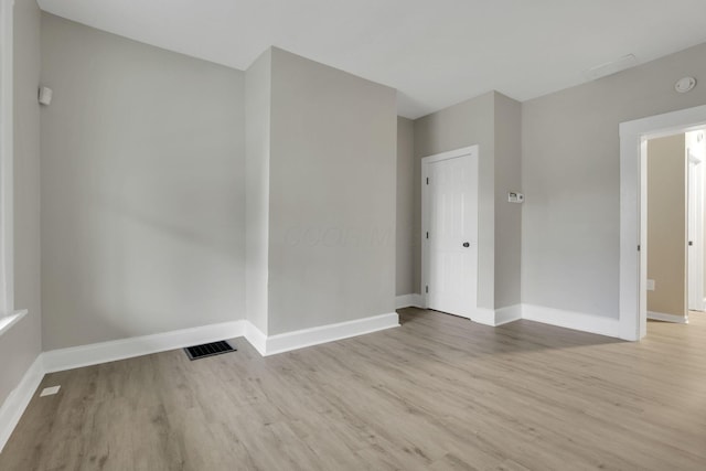 358 Saint Clair Ave, Columbus, OH 43203 - empty room featuring light wood-type flooring, baseboards, and a smoke detector
