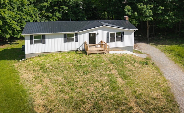 26 Crabtree Ct, Howard, OH 43028 - view of front of property with metal roof, a front yard, and driveway