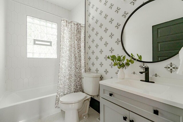 1217 Franklin Ave, Columbus, OH 43205 - bathroom featuring vanity, toilet, shower / bath combo, and wallpapered walls