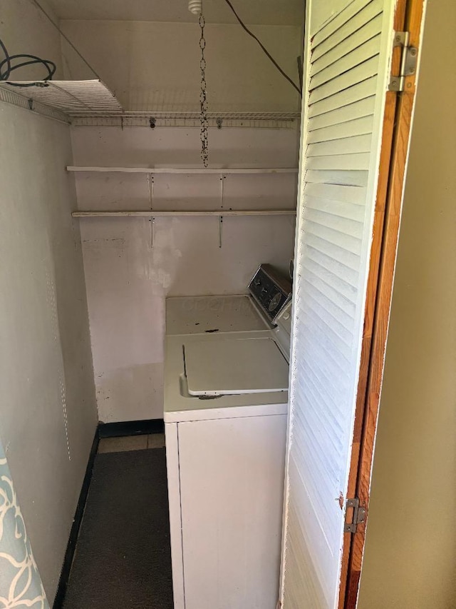 909 Stephen Dr W, Columbus, OH 43204 - washroom with washer and dryer