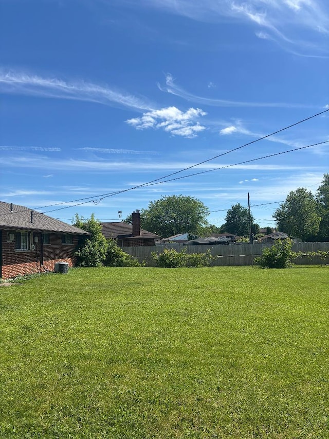 909 Stephen Dr W, Columbus, OH 43204 - view of yard