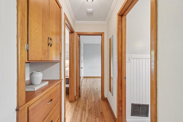 640 Wetmore Rd, Columbus, OH 43214 - hall featuring light wood-style floors and ornamental molding