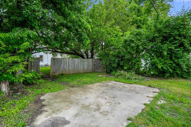 976 Oakwood Ave, Columbus, OH 43206 - view of yard with a gate and a patio