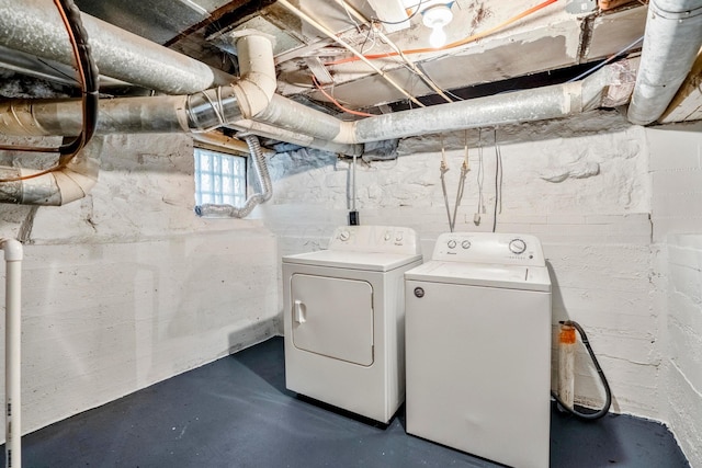 976 Oakwood Ave, Columbus, OH 43206 - laundry room featuring washer and dryer