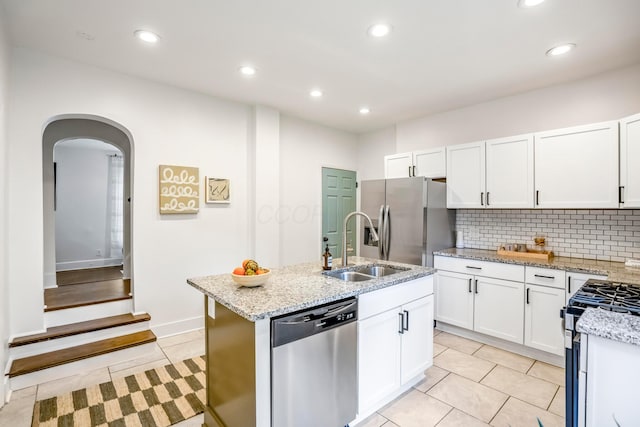 976 Oakwood Ave, Columbus, OH 43206 - kitchen featuring appliances with stainless steel finishes, a sink, light tile patterned floors, an island with sink, and recessed lighting
