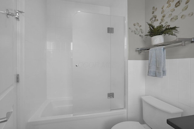48 E 4th Ave, Columbus, OH 43201 - bathroom with toilet, shower / bath combination, and tile walls