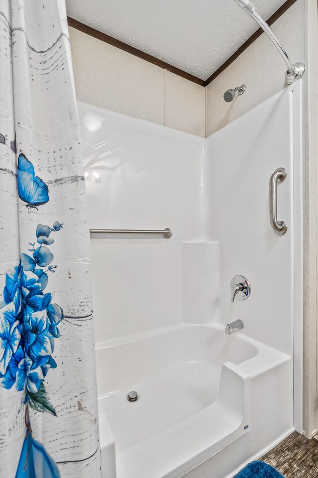 50 Winter Pine Dr, Delaware, OH 43015 - bathroom featuring shower / bath combo, wood finished floors, and a textured ceiling