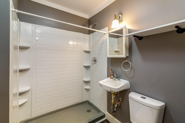 302 Oak St, Mount Vernon, OH 43050 - bathroom with a tile shower, toilet, and a sink