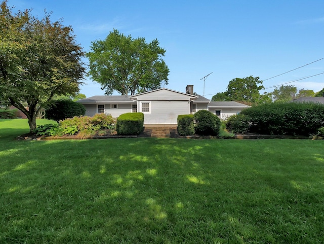 954 Circle Dr, Circleville, OH 43113 - view of side of property featuring a lawn