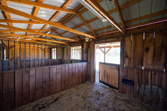 1674 Brock Rd NE, Bloomingburg, OH 43106 - view of stable