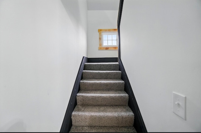 525 Saint Clair Ave, Columbus, OH 43203 - view of staircase