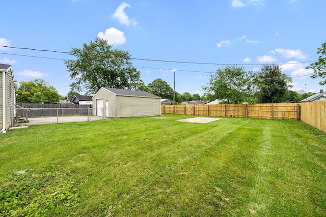 1006 Midland Ave, Columbus, OH 43223 - view of yard with an outdoor structure
