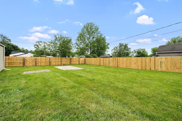 1006 Midland Ave, Columbus, OH 43223 - view of yard with a patio