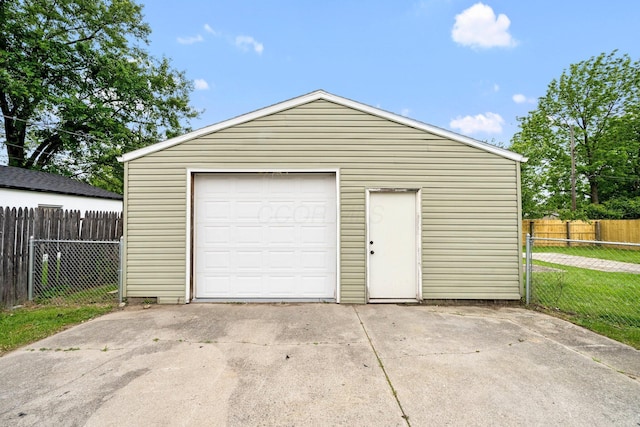 1006 Midland Ave, Columbus, OH 43223 - detached garage featuring concrete driveway
