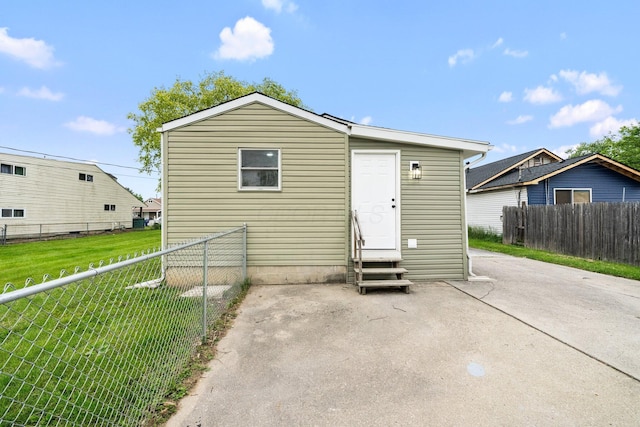 1006 Midland Ave, Columbus, OH 43223 - back of property with entry steps and a patio