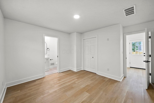 1006 Midland Ave, Columbus, OH 43223 - unfurnished bedroom with light wood-style flooring, baseboards, ensuite bathroom, and a closet