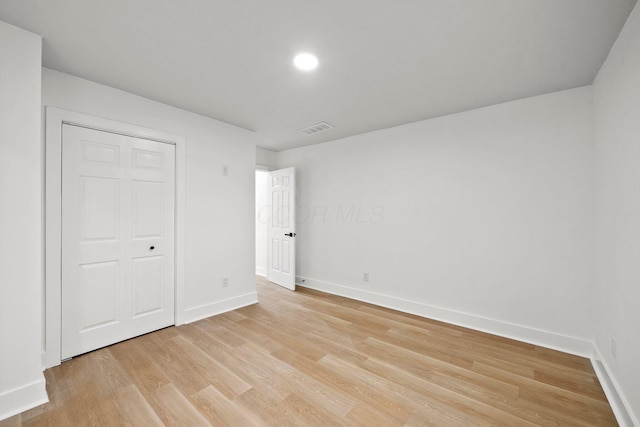 1006 Midland Ave, Columbus, OH 43223 - unfurnished bedroom featuring light wood-style flooring, baseboards, and a closet