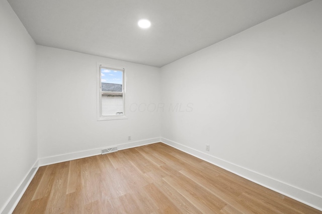 1006 Midland Ave, Columbus, OH 43223 - unfurnished room with light wood finished floors, baseboards, and recessed lighting