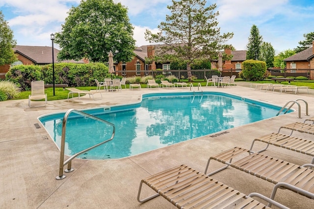 2539 Trotterslane Dr, Columbus, OH 43235 - community pool featuring a patio area