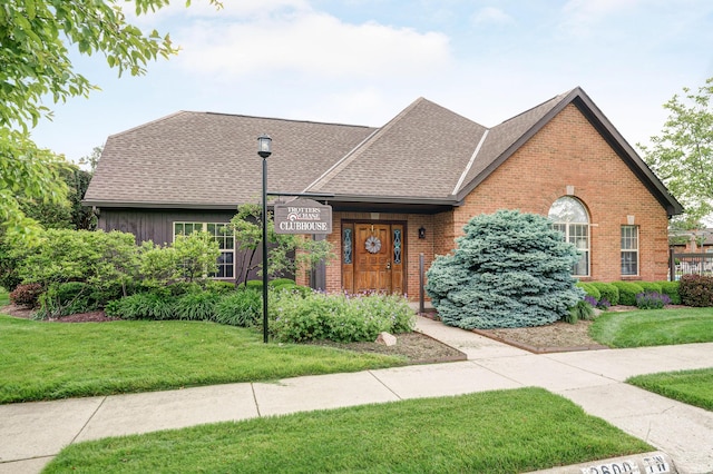 2539 Trotterslane Dr, Columbus, OH 43235 - view of front of home featuring brick siding, a front lawn, and roof with shingles